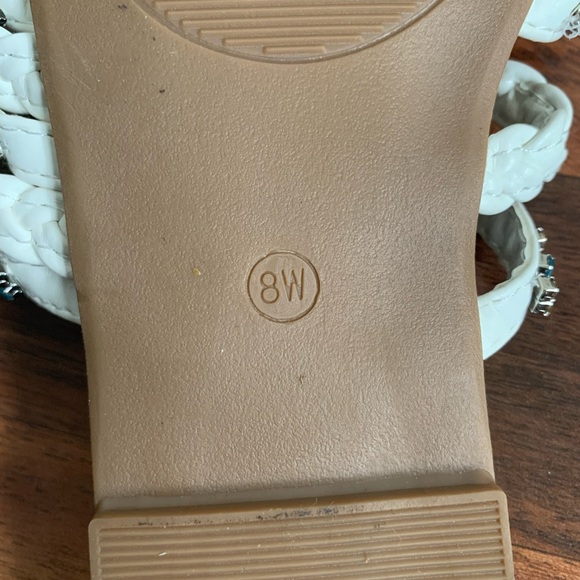 Andiamo Leather Coun Silver White Sandals Sz 8W excellent condition - Picture 6 of 7